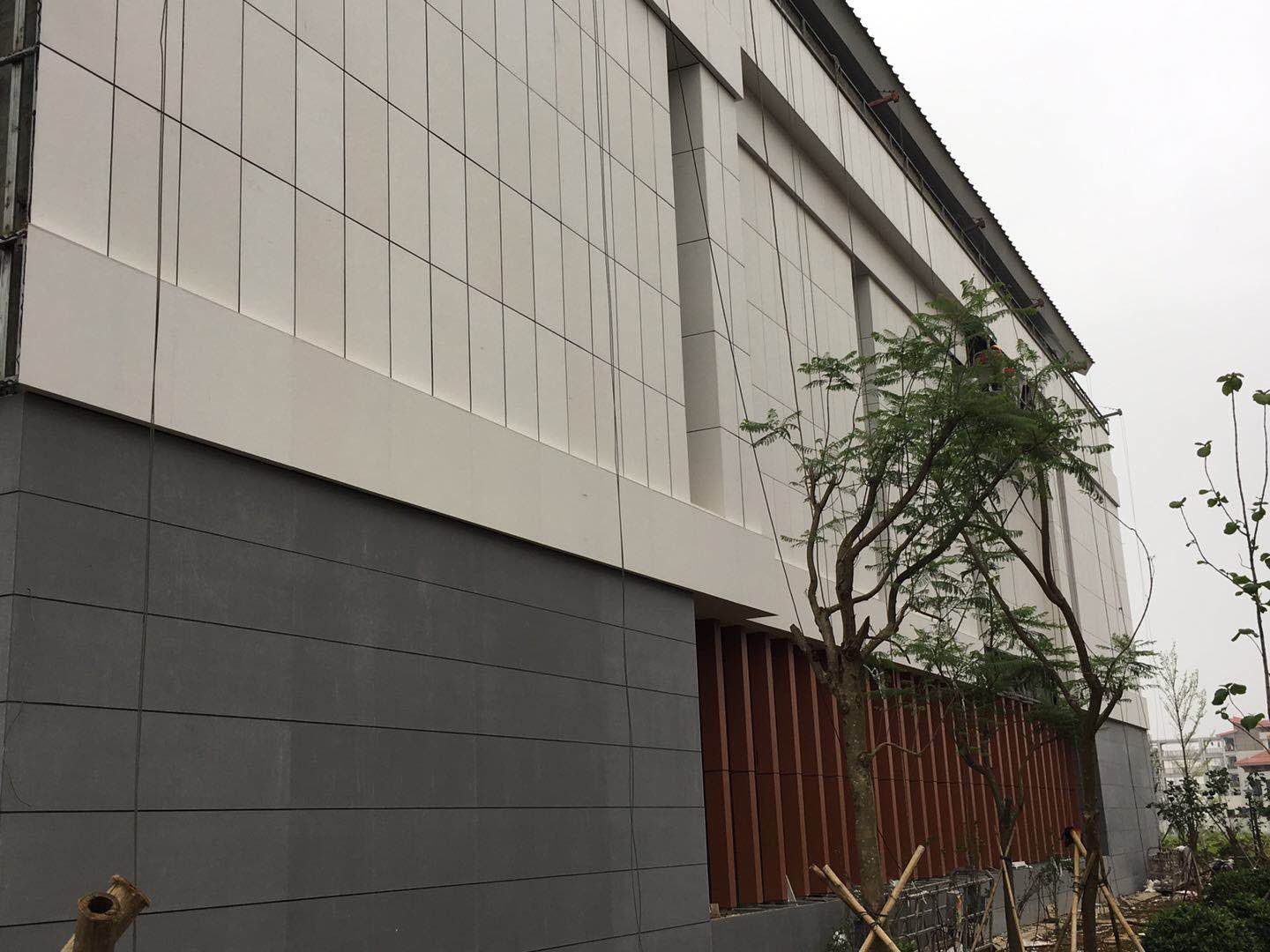 新型建築外牆板可以對四（sì）季說不的板材